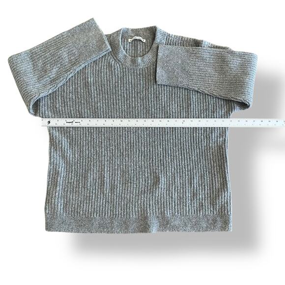 Abercrombie & Fitch Women’s Gray Ribbed Crew Sweater Size Medium Wool Blend - Picture 3 of 8